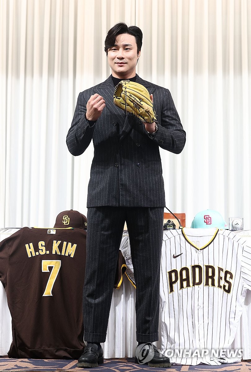 In this file photo from Nov. 20, 2023, San Diego Padres infielder Kim Ha-seong poses with his glove during a press conference in Seoul. (Yonhap)