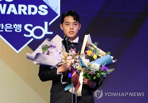 Yoon Seoryung Wins Rookie Award at the Korea Hallyu Entertainment Awards