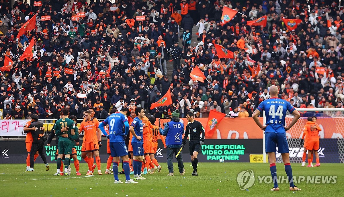 축구 명가 수원, 충격의 2부 리그 강등