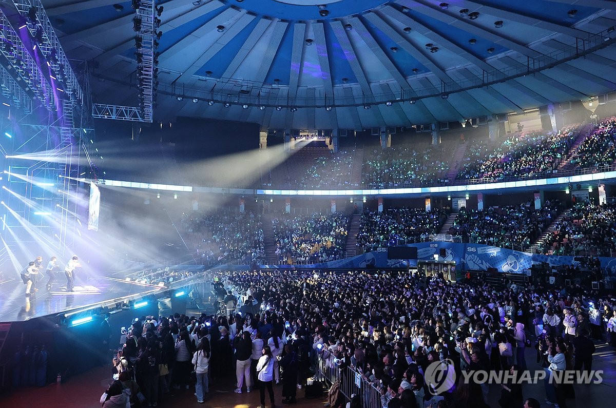 The audience enjoys a K-pop concert at the Seoul Sports Complex in Jamsil, southern Seoul, in this file photo taken Dec. 10, 2023. (Yonhap) 