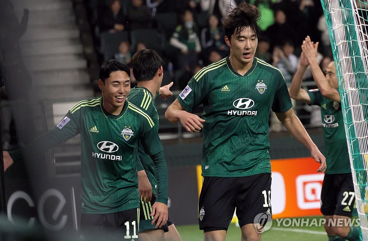 Lee Dong-jun of Jeonbuk Hyundai Motors (L) celebrates after scoring against Bangkok United during the clubs' Group F match at the Asian Football Confederation Champions League at Jeonju World Cup Stadium in Jeonju, North Jeolla Province, on Dec. 13, 2023. (Yonhap)
