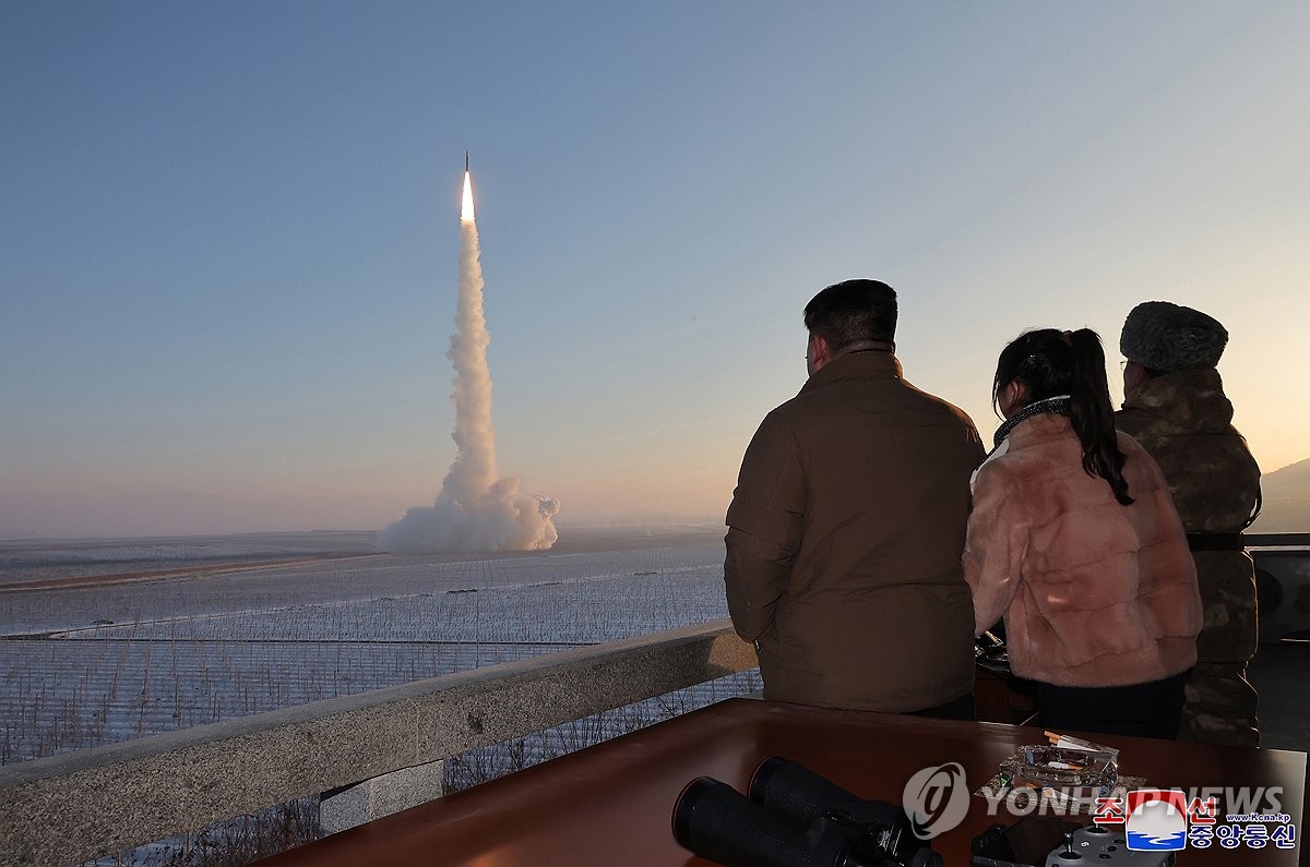 El líder norcoreano Kim Jong-un (izq.) y su hija Ju-ae (segunda desde la izq.) inspeccionan el lanzamiento de un misil balístico intercontinental (ICBM) de combustible sólido Hwasong-18 el 18 de diciembre de 2023, en esta fotografía publicada por la Agencia Central de Noticias Coreana oficial del Norte al día siguiente.  (Para uso únicamente en la República de Corea. Sin redistribución) (Yonhap)