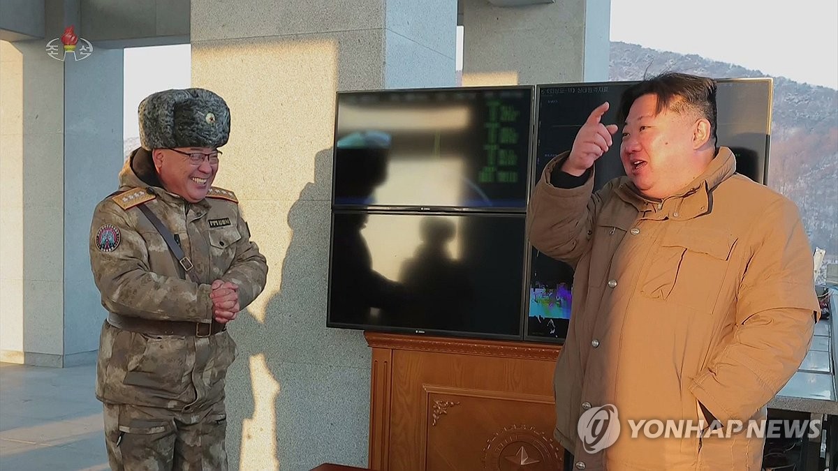 Esta imagen de archivo, capturada de imágenes de la Televisión Central Coreana de Corea del Norte el 19 de diciembre de 2023, muestra al líder norcoreano Kim Jong-un (R) supervisando el lanzamiento de un misil balístico intercontinental Hwasong-18 de combustible sólido el día anterior.  (Para uso únicamente en la República de Corea. Sin redistribución) (Yonhap)