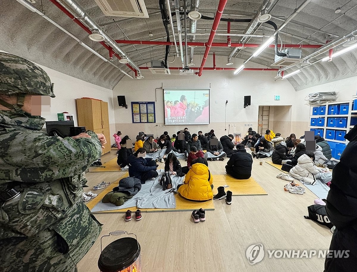 북한 도발에 백령도 대피소로 대피한 주민들
