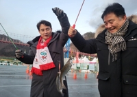 지난 6일 개막일날 낚시 즐기는 김진태 지사와 최문순 화천군수