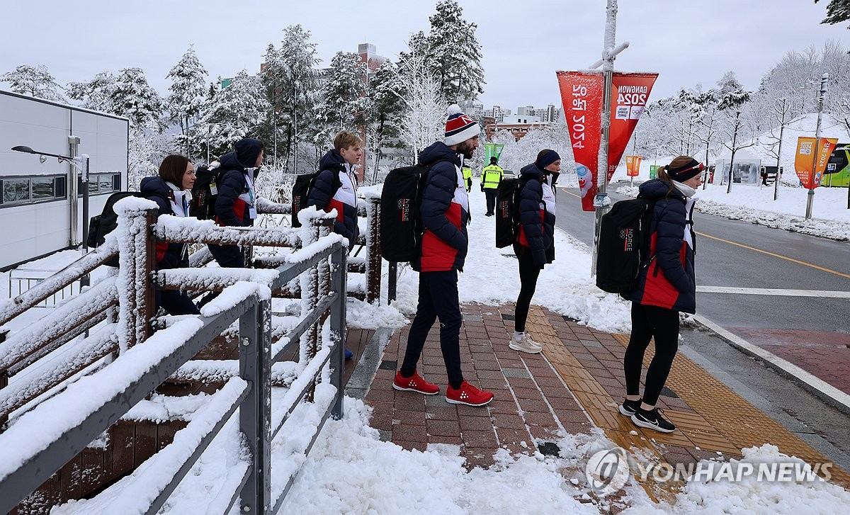 Los atletas noruegos que compiten en los Juegos Olímpicos de la Juventud de Invierno esperan su autobús en la Universidad Nacional Gangneung-Wonju en Gangneung, provincia de Gangwon, el 21 de enero de 2024. (Yonhap)