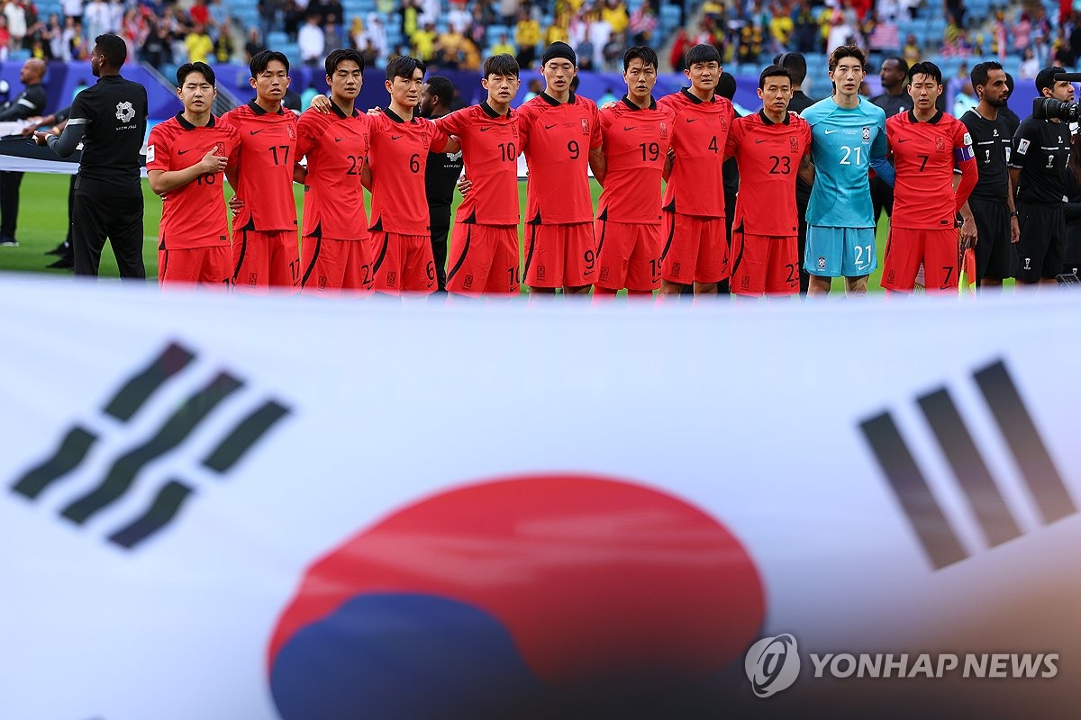말레이시아전 앞두고 애국가 부르는 한국 축구 대표팀