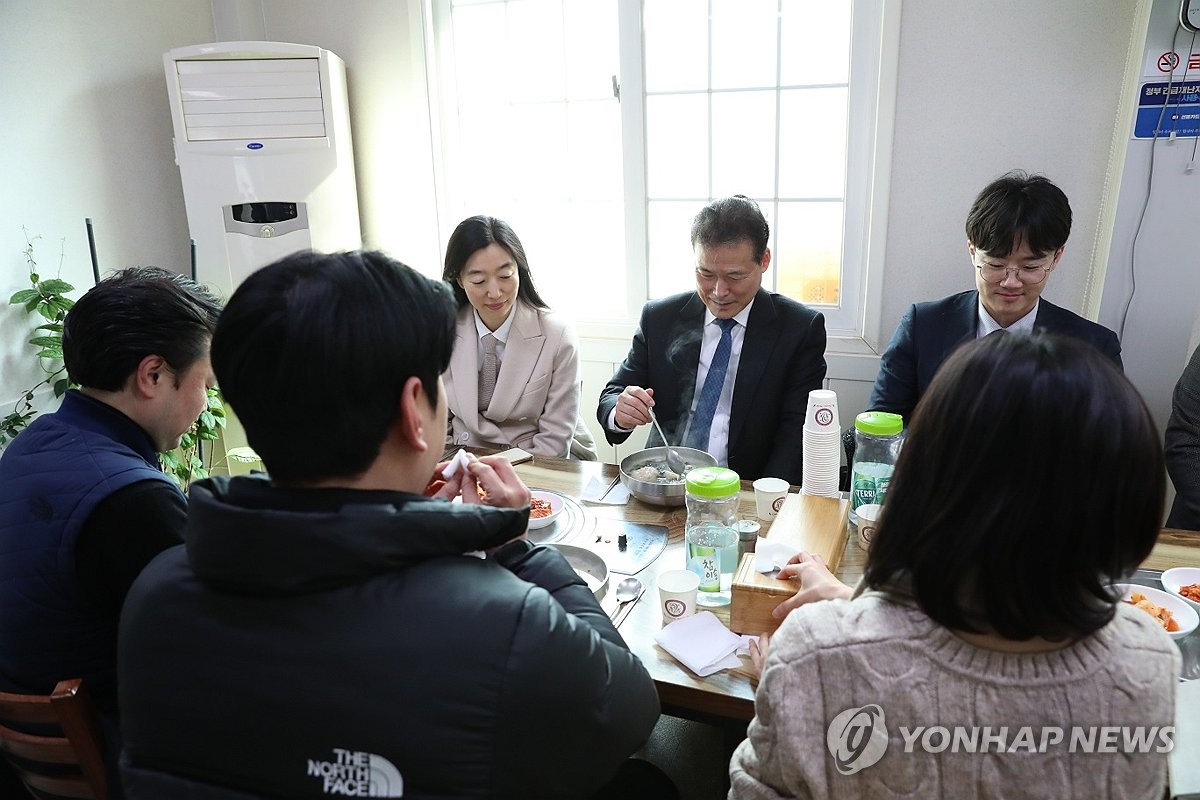 김영호 장관, 북한 억류 선교사 가족 방문