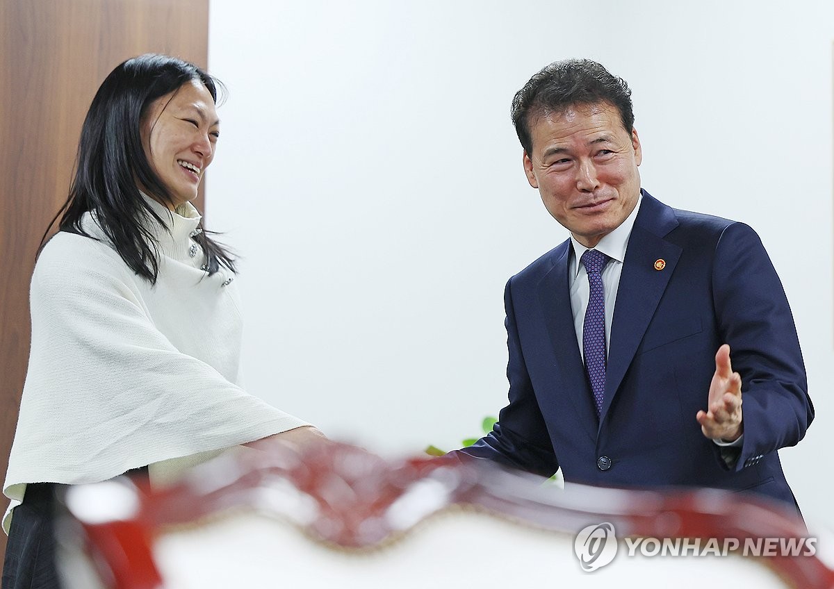 El ministro de Unificación, Kim Yung-ho (derecha), y Julie Turner (izq), representante especial de Estados Unidos para los derechos humanos de Corea del Norte, se dan la mano durante su reunión en Seúl el 21 de febrero de 2024. (Yonhap)