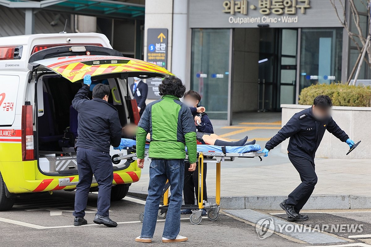 Un paciente es transportado a una unidad de cuidados intensivos en un hospital general de Seúl el 25 de febrero de 2024. (Yonhap)