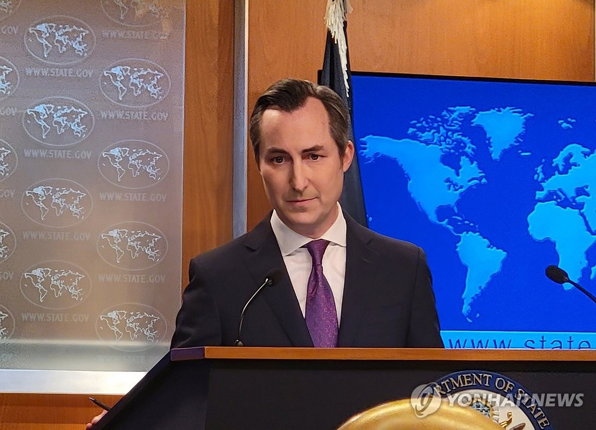 Esta foto, tomada el 27 de febrero de 2024, muestra a Matthew Miller, portavoz del Departamento de Estado, hablando durante una conferencia de prensa en el departamento en Washington.  (Yonhap)
