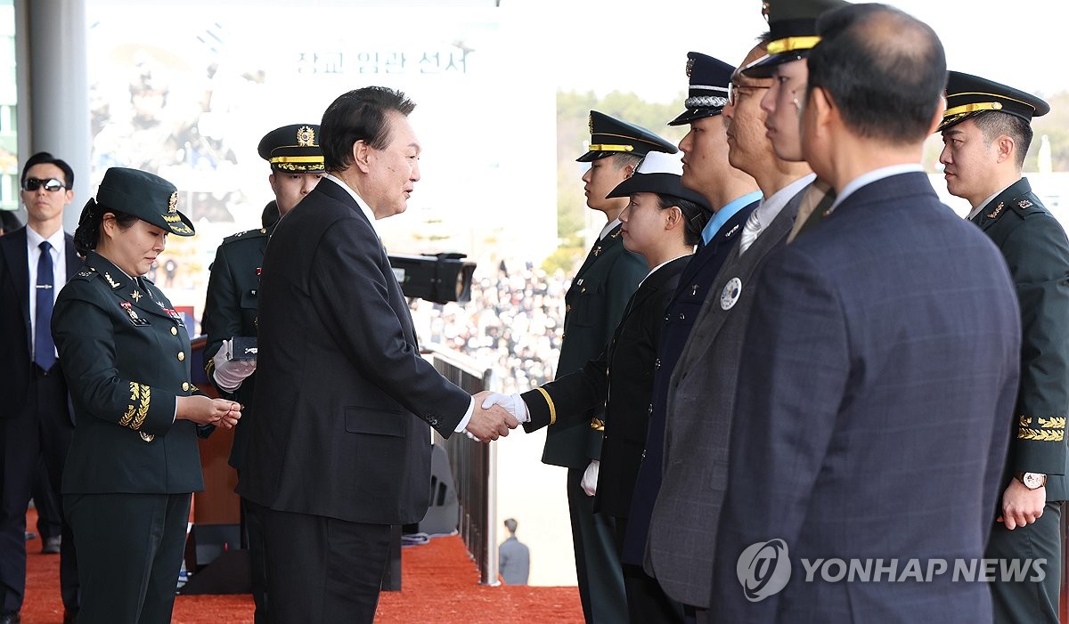 학군장교 계급장 수여 뒤 격려하는 윤석열 대통령