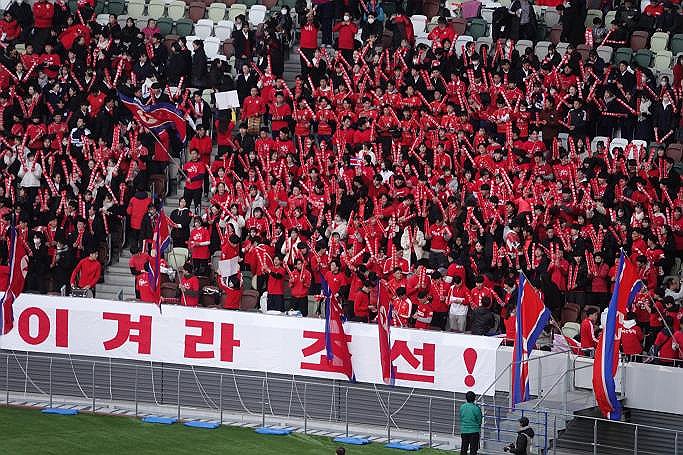 북한과 일본 여자축구 경기 전 단체응원하는 조총련
