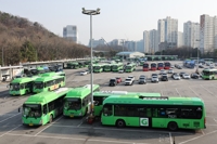 Los conductores de autobuses de Seúl inician una huelga general