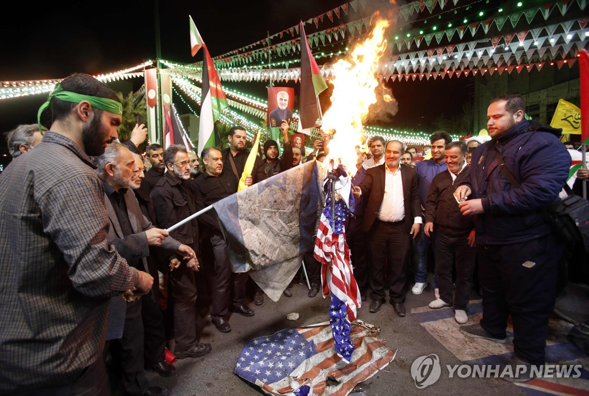 성조기 불태우는 이란 시위대