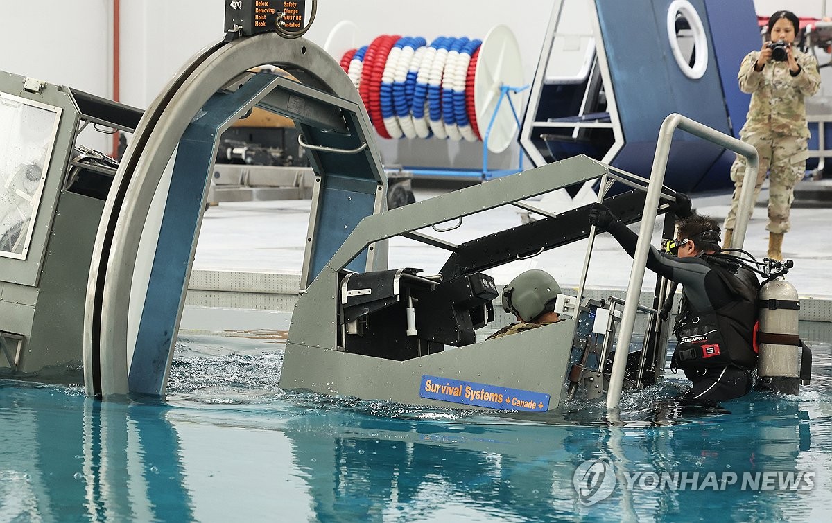 Underwater rescue training | 연합뉴스