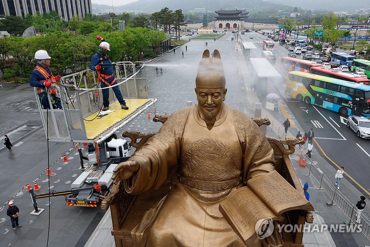 ソウル・光化門広場の世宗大王像を掃除