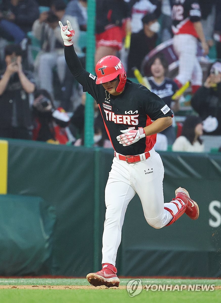Kim Do-yeong of the Kia Tigers celebrates after hitting a three-run home run against the SSG Landers during the clubs' Korea Baseball Organization regular-season game at Incheon SSG Landers Field in Incheon, west of Seoul, on April 17, 2024. (Yonhap)