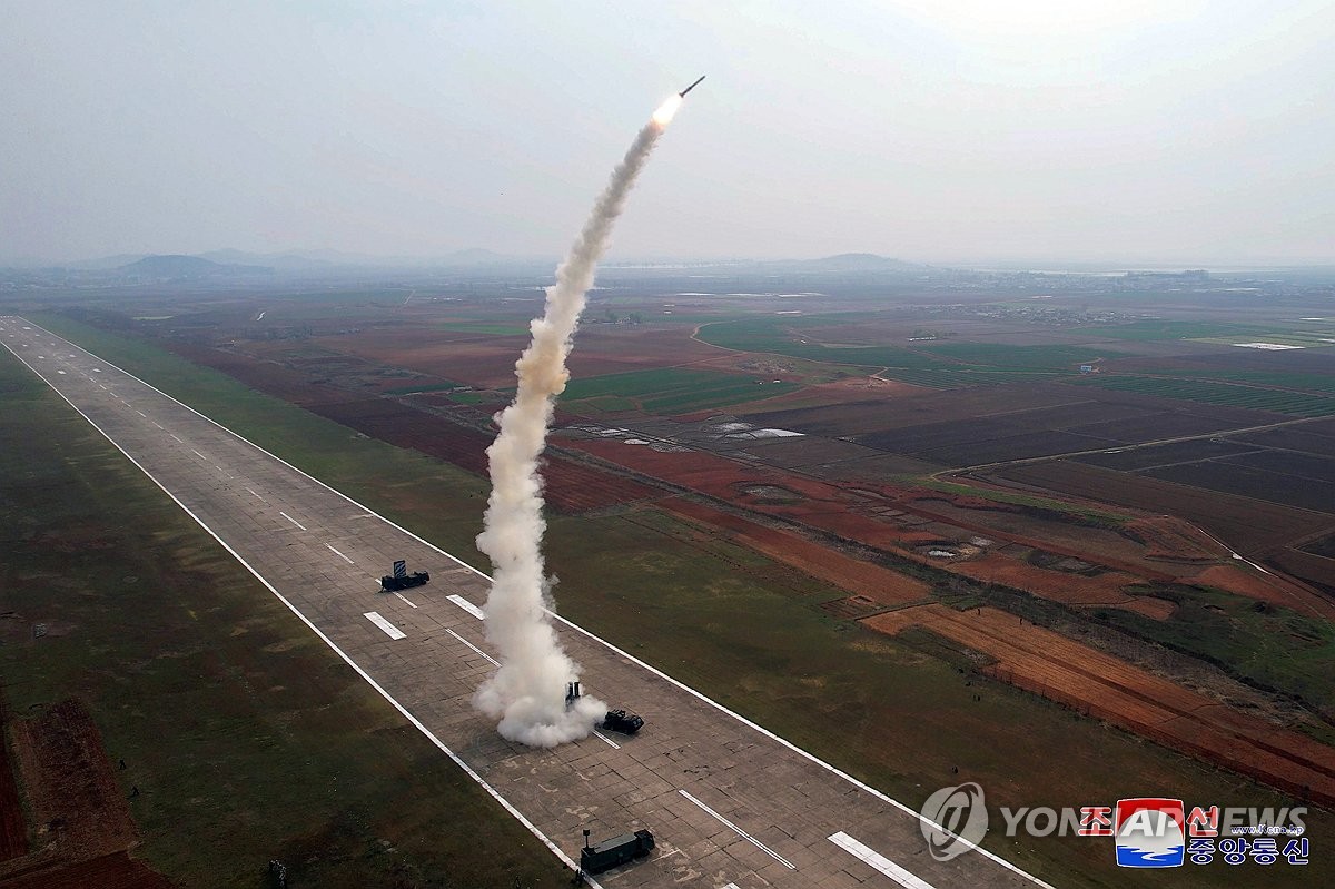 Corea del Norte lleva a cabo una "ojiva súper grande" prueba de potencia de un misil de crucero estratégico y prueba de fuego de un nuevo misil antiaéreo cerca del Mar Amarillo el 19 de abril de 2024, en esta fotografía publicada por la Agencia Central de Noticias de Corea al día siguiente.  (Para uso únicamente en la República de Corea. Sin redistribución) (Yonhap)