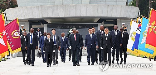 Angolan president visits Nat'l Cemetery