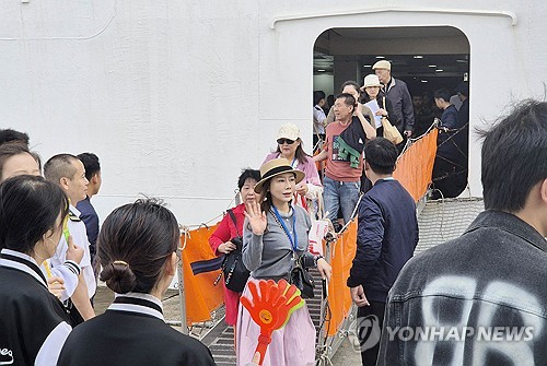 Chinese cruise tourists on Jeju Island