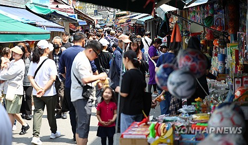 La foto de archivo, tomada el 1 de mayo de 2024, muestra un mercado de juguetes lleno de gente, en Seúl. 