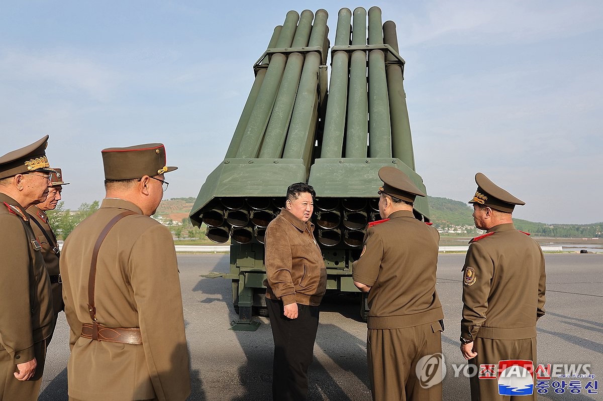 En esta fotografía, publicada, el 11 de mayo de 2024, por la Agencia Central de Noticias de Corea del Norte, se muestra al líder norcoreano, Kim Jong-un (tercero por la dcha.), observando el disparo de prueba de proyectiles controlables para un nuevo lanzacohetes múltiple de 240 milímetros, en una fecha y lugar no especificados. (Uso exclusivo dentro de Corea del Sur. Prohibida su distribución parcial o total)