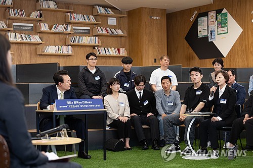 Yoon at forum on workers' welfare