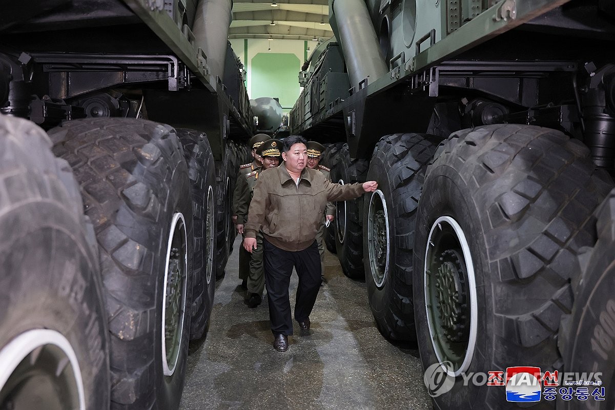 Esta foto, publicada por la Agencia Central de Noticias Coreana oficial de Corea del Norte el 18 de mayo de 2024, muestra al líder norcoreano Kim Jong-un (C) inspeccionando un complejo industrial de defensa el día anterior.  (Para uso únicamente en la República de Corea. Sin redistribución) (Yonhap)
