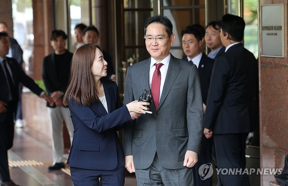 Samsung Electronics Co. Chairman Lee Jae-yong (R) departs a hotel in Seoul after a meeting with UAE President Mohamed bin Zayed Al Nahyan on May 28, 2024. (Yonhap) 