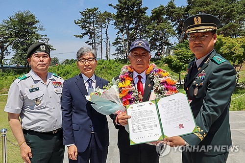 백발의 베트남전 참전 용사, 50년 만에 '병장' 진급하다