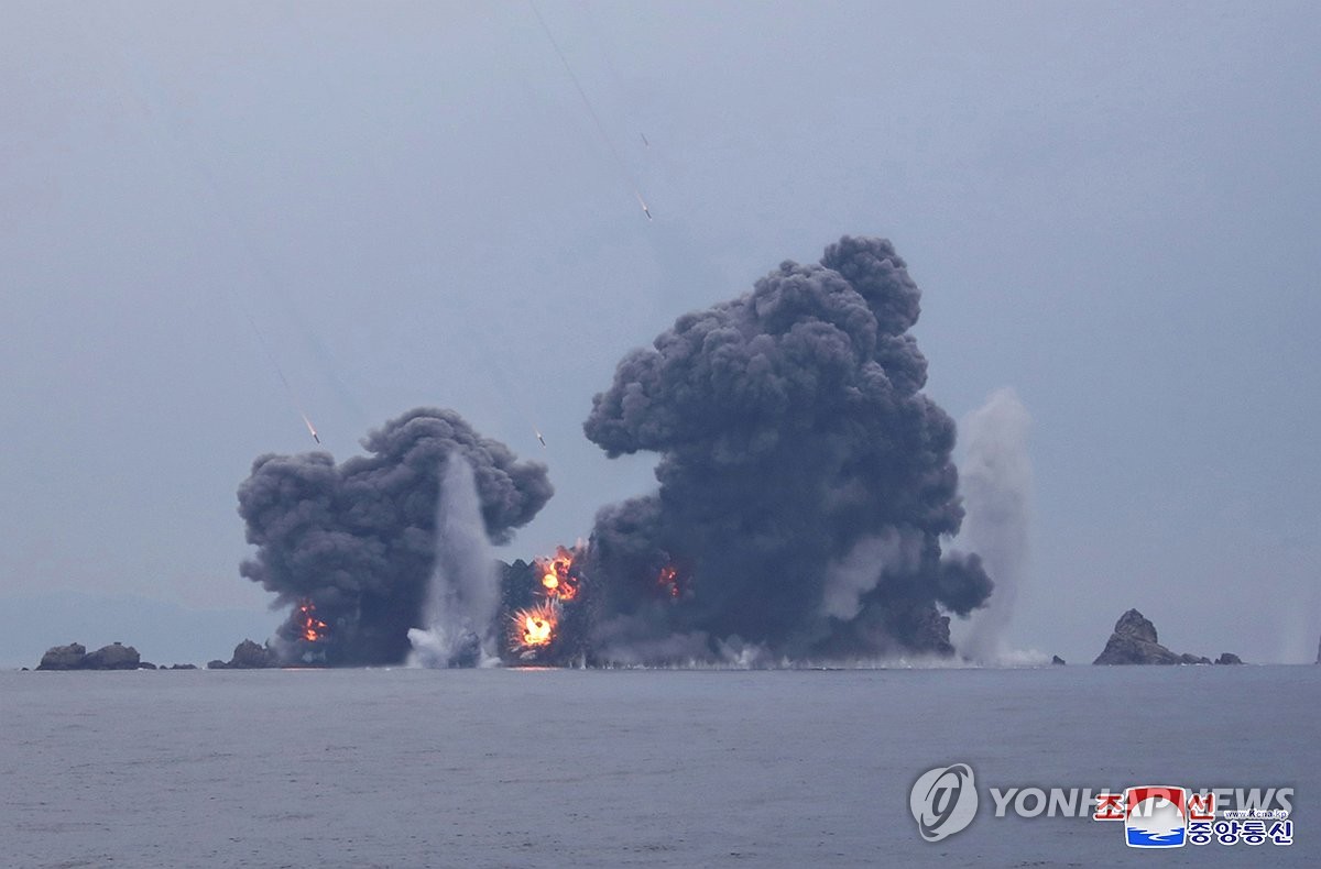 Esta fotografía, publicada por la Agencia Central de Noticias de Corea oficial de Corea del Norte el 31 de mayo de 2024, muestra a Corea del Norte realizando un simulacro de disparo con lanzadores múltiples de cohetes supergrandes de 600 mm el día anterior, guiado por el líder Kim Jong-un.  (Para uso únicamente en la República de Corea. Sin redistribución) (Yonhap)