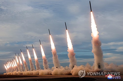  Kim Jong-un supervise des tirs de lance-roquettes multiples capables d'atteindre tout le territoire sud-coréen