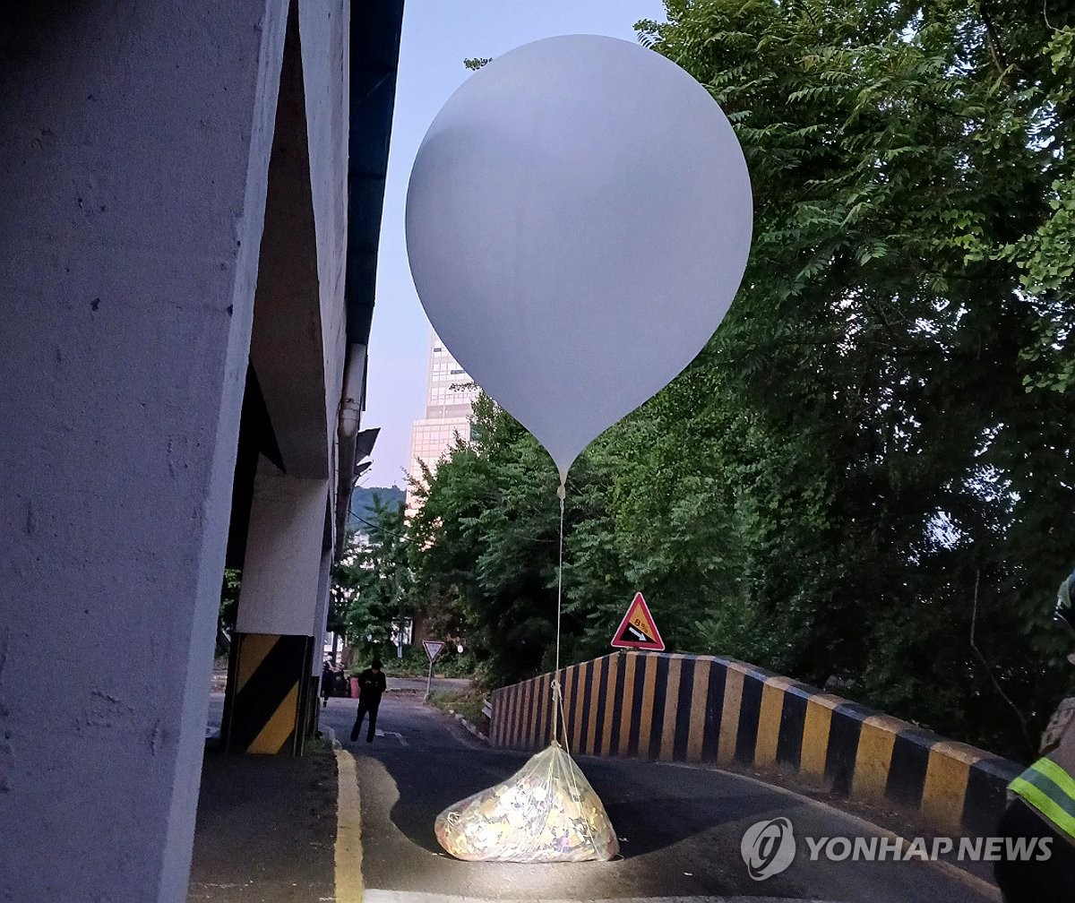 Esta foto, proporcionada por el Servicio de Bomberos de Incheon, muestra un globo norcoreano que transportaba basura encontrado en Incheon, a 27 kilómetros al oeste de Seúl, el 2 de junio de 2024. (FOTO NO A LA VENTA) (Yonhap) 