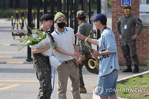 BTS 진, 휴가 나온 멤버들 축하 속 전역…RM 색소폰 연주로 환영