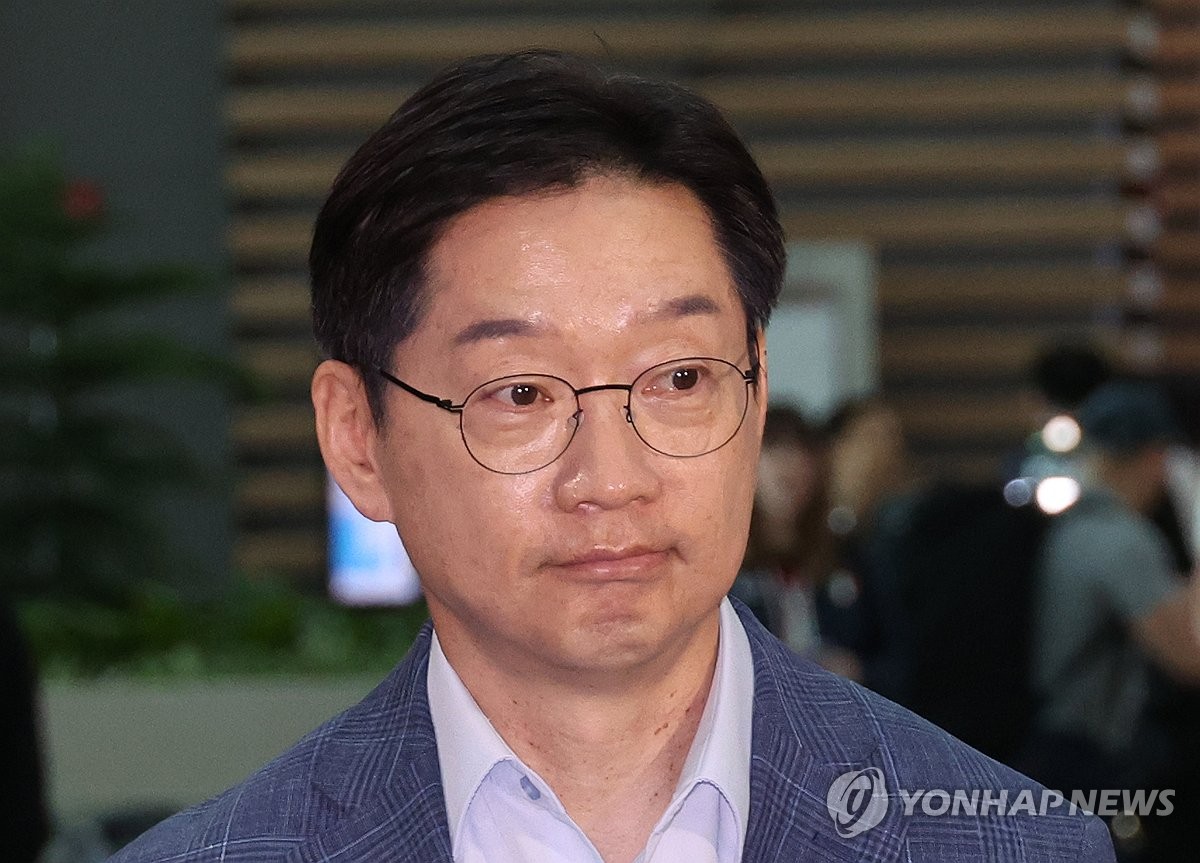 출국하는 김경수 전 지사