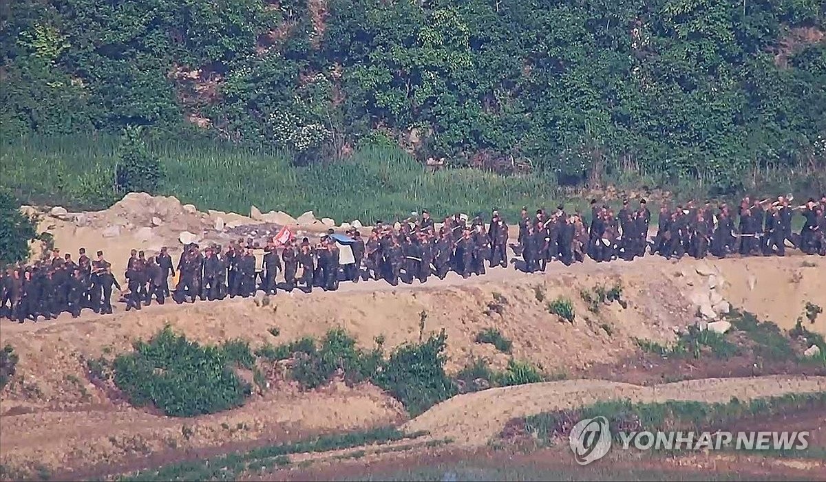 Esta fotografía, proporcionada por el Estado Mayor Conjunto el 18 de junio de 2024, muestra a soldados norcoreanos movilizados para actividades de construcción en la zona fronteriza.  (FOTO NO EN VENTA) (Yonhap)