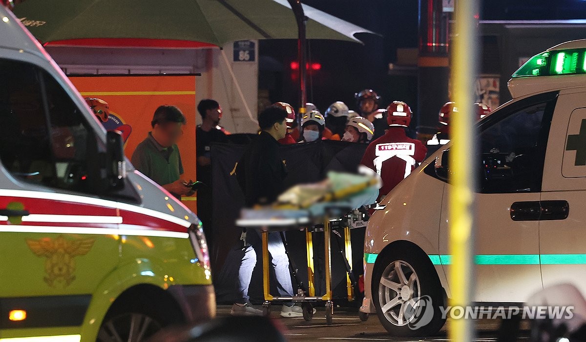 Al menos seis personas murieron y otras ocho resultaron heridas cuando un coche chocó contra peatones en el centro de Seúl el 1 de julio de 2024. (Yonhap)