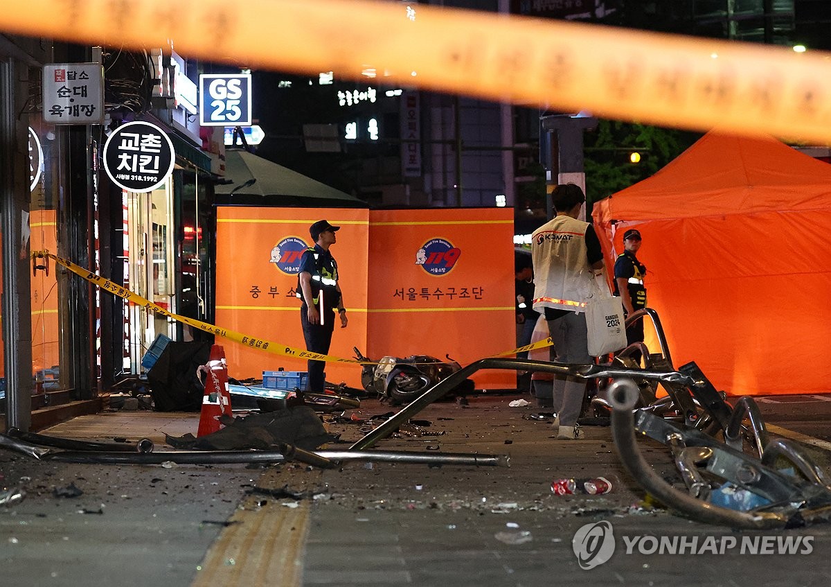 Una calle del centro de Seúl está acordonada después de un accidente automovilístico mortal el 1 de julio de 2024. (Yonhap)