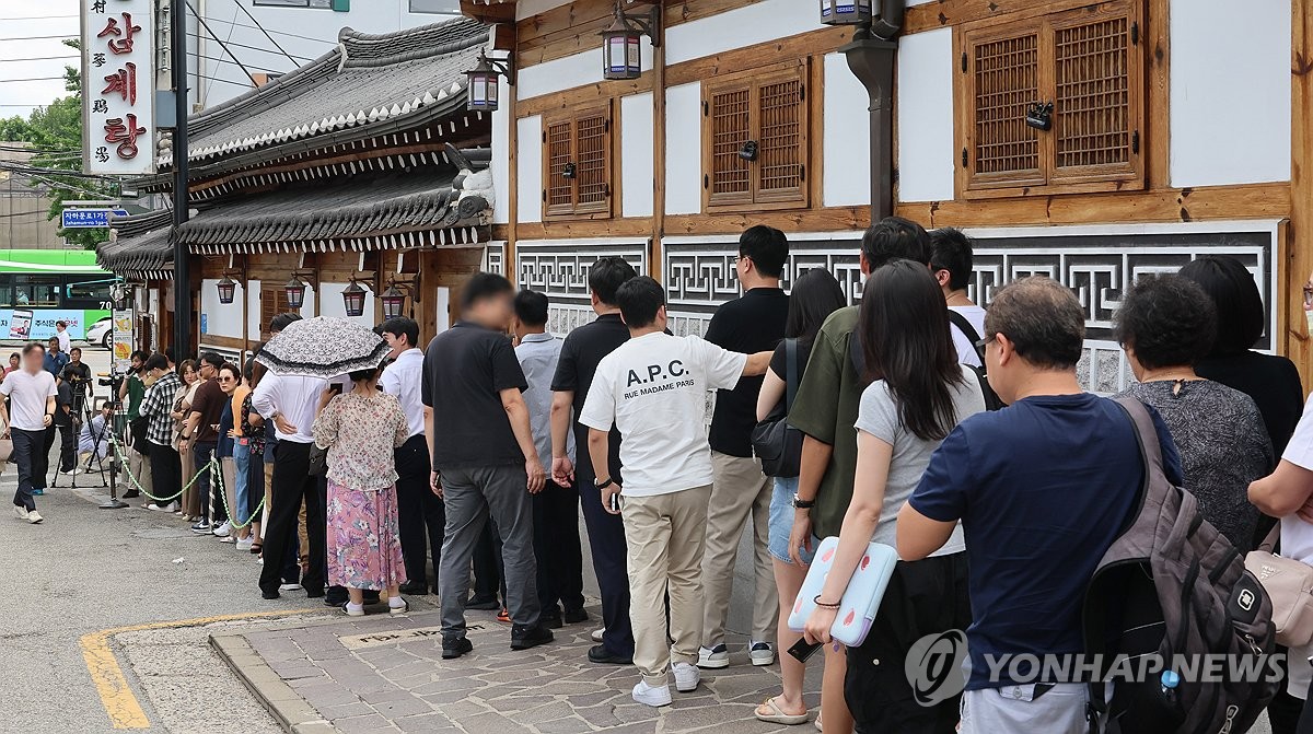 초복에 삼계탕집 찾은 시민들