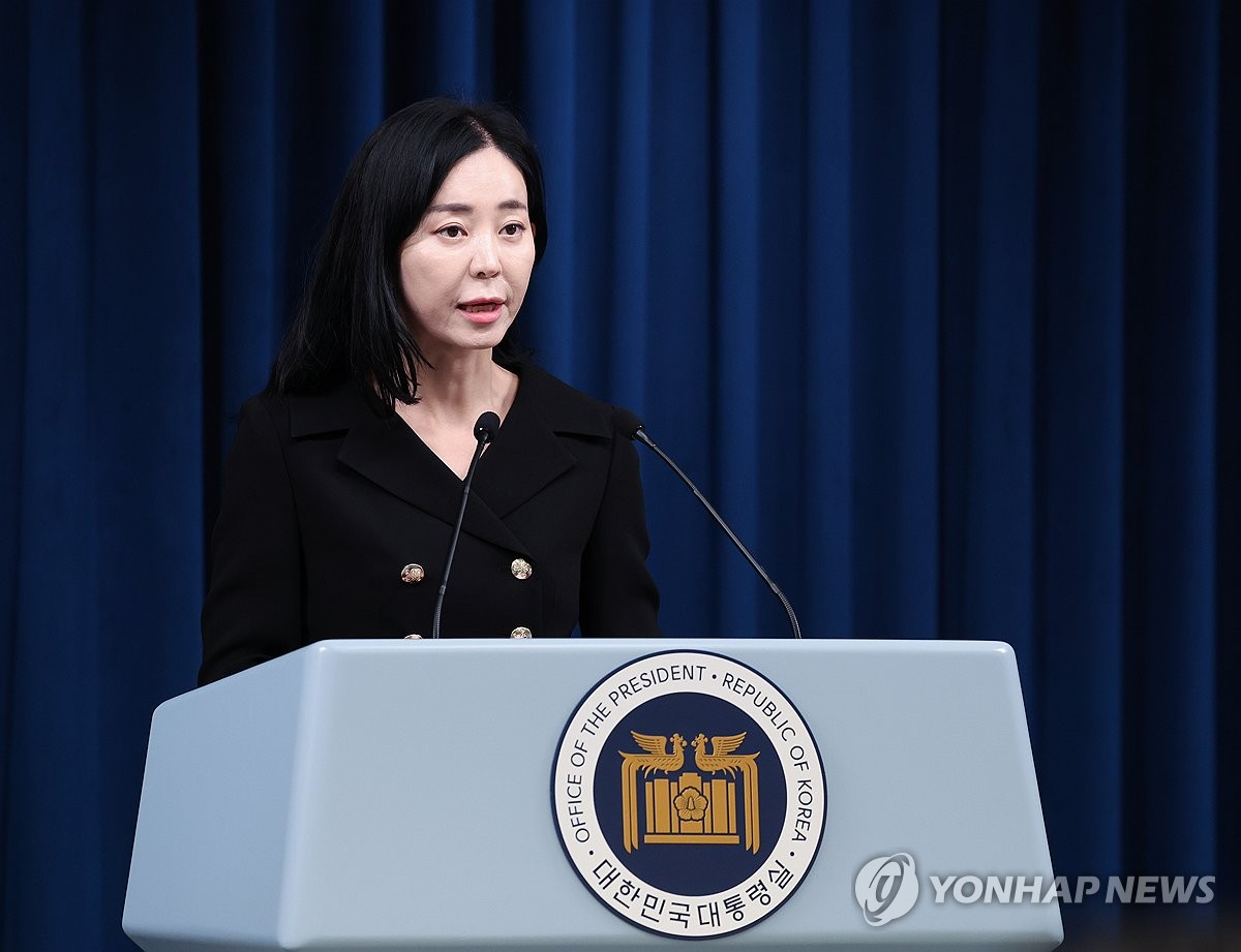 Jeong Hye-jeon, portavoz del presidente Yoon Suk Yeol, habla durante una conferencia de prensa en la oficina presidencial en Seúl el 23 de julio de 2024. (Yonhap)