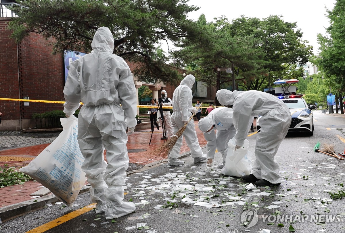 汚物風船を回収する関係者（資料写真）＝（聯合ニュース）