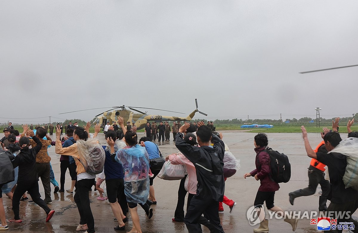 Esta fotografía, publicada por la Agencia Central de Noticias de Corea del Norte, el 29 de julio de 2024, muestra a la Fuerza Aérea norcoreana movilizando helicópteros para rescatar a los residentes en las zonas afectadas por las inundaciones en la ciudad de Sinuiju y el condado de Uiju, en la provincia de Phyongan del Norte. (Para uso exclusivo en la República de Corea. Prohibida su redistribución) (Yonhap)