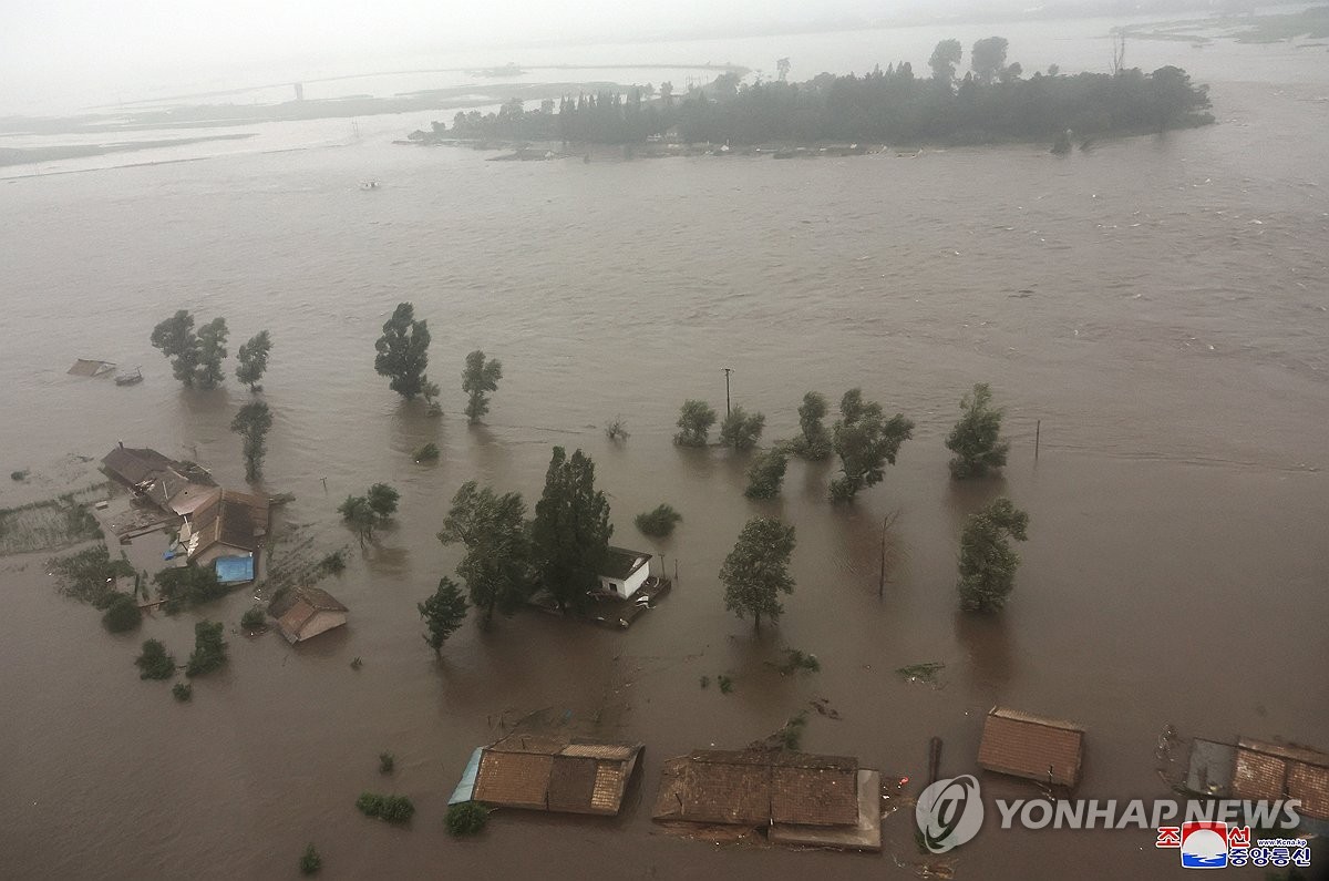 Esta fotografía, publicada por la Agencia Central de Noticias de Corea del Norte, el 29 de julio de 2024, muestra las zonas inundadas en la ciudad de Sinuiju y el condado de Uiju, en la provincia de Phyongan del Norte, debido a las recientes lluvias torrenciales. (Para uso exclusivo en la República de Corea. No se permite su distribución) (Yonhap)