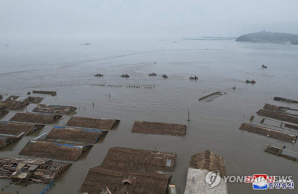 Esta foto de archivo, publicada por la Agencia Central de Noticias de Corea del Norte, el 31 de julio de 2024, muestra áreas sumergidas de la ciudad fronteriza norcoreana de Sinuiju, en la provincia de Phyongan del Norte, debido a las últimas lluvias torrenciales. (Para uso exclusivo en la República de Corea. No se permite su distribución) (Yonhap)