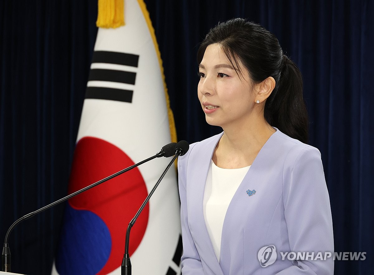 Kim In-ae, portavoz adjunta del Ministerio de Unificación, habla durante una conferencia de prensa en Seúl el 2 de agosto de 2024. (Yonhap) 