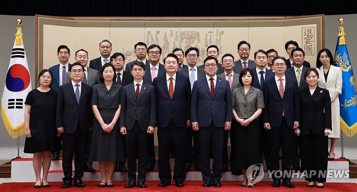 尹대통령, 김완섭 환경장관·김병환 금융위원장 등에 임명장