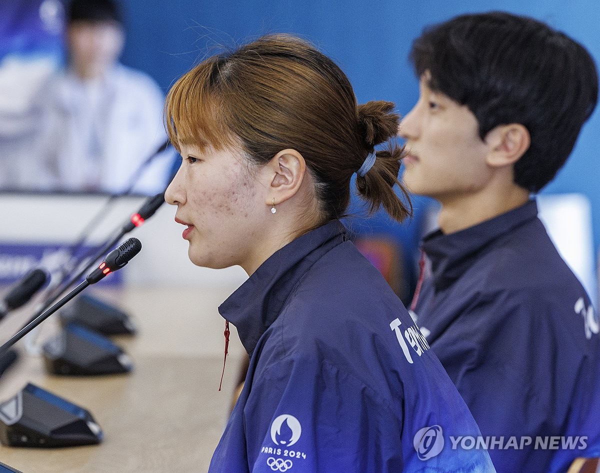 배드민턴 팀 분위기 관련 질문에 답하는 정나은