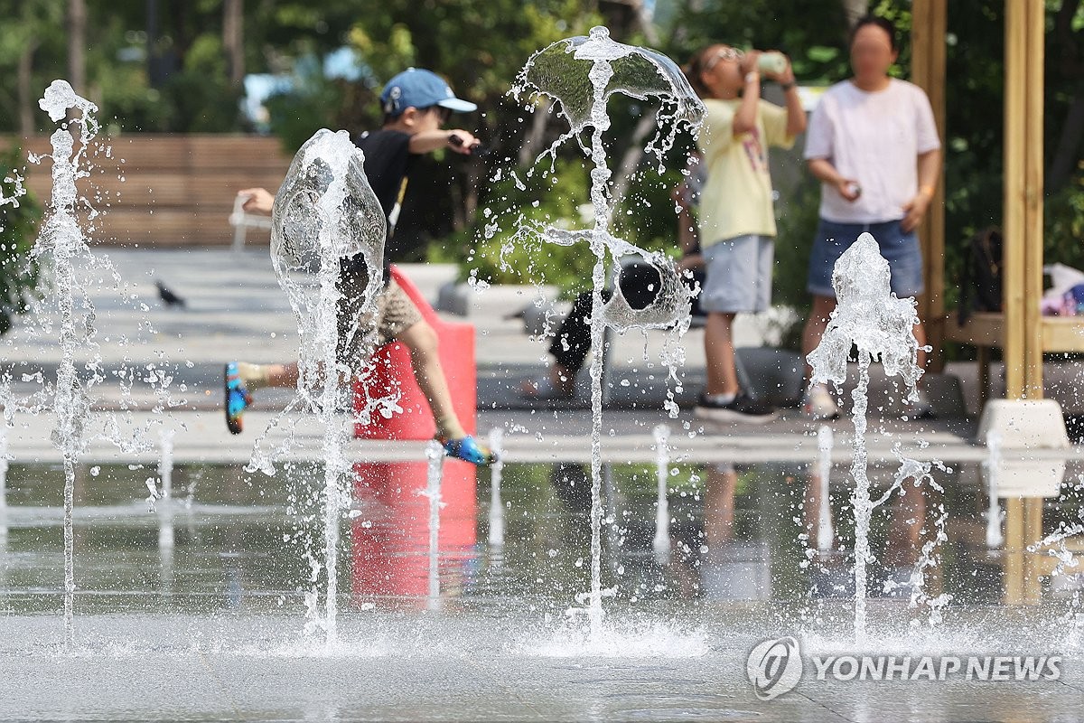 ‘Sweltering heat’ continues with a high of 35 degrees during the day… showers everywhere | Yonhap News