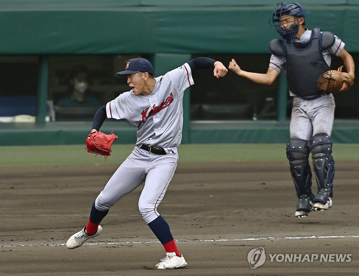 포효하는 교토국제고 투수